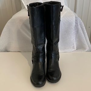 Woman’s Black boots